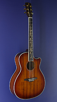 You&grave;s, Akustikgitarre mit Tonabnehmer in Grand Auditorium Form mit massiver Koa Decke und Koa an Boden und Zarge, Cutaway und Pickup